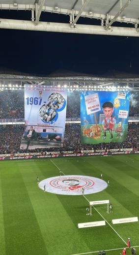 Trabzonspor'un şampiyonluk maçında gönderme içeren koreografi