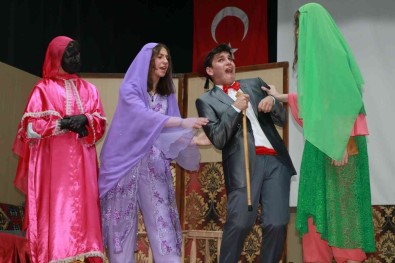 Manisa'da 'Kanli Nigar' Orta Oyunu Ilgiyle Izlendi