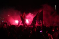 Trabzonsporlu Taraftarlarin Taksim'de Sampiyonluk Coskusu