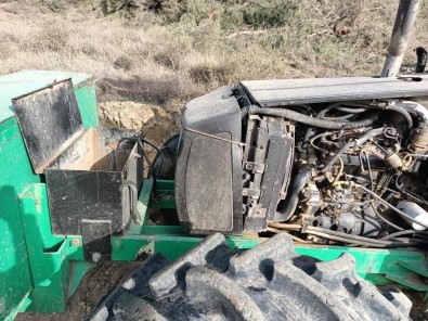 2 Adet Akü Ve Elektrik Diregini Parçalayarak Çalan 4 Kisi Yakalandi