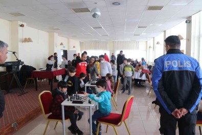 Polis Haftasi Satranç Turnuvasi Yapildi