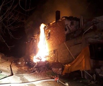 2 Evin Kül Oldugu Alevlerin Arasindan Çikamayan Yasli Kadin Hayatini Kaybetti