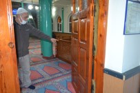 Camiyi Soyan Hirsiza Cami Cemaatinden Tepki Açiklamasi 'Gidin Adam Gibi Bir Yerde Çalisin'