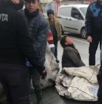 ESENYURT BELEDİYESİ - CHP'li Esenyurt Belediyesi çocukları ağlattı! Çocukların çek çek arabalarına el konuldu
