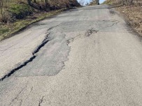 Çöken Yol Sürücülerin Tepkisine Yol Açiyor