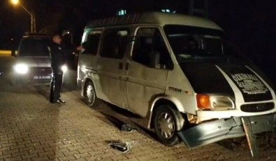 'Dur' Ihtarina Uymayan Plakasiz Minibüs, Polis Otosuna Çarparak Durduruldu