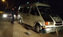 'Dur' Ihtarina Uymayan Plakasiz Minibüs, Polis Otosuna Çarparak Durduruldu Haberi