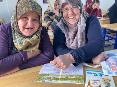 Hassa'da Veliler Çocuk Ve Torunlari Ile Ayni Siralarda Kitap Okuyor