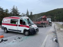 Kontrolden Çikip Devrilen Ambulansta 2 Kisi Yaralandi