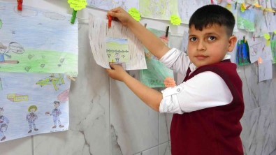 Ögrenciler Okuduklari Kitaplarin Resmini Çizdi