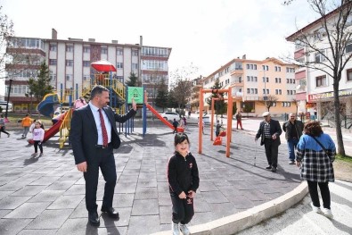 Pursaklar Belediye Baskani Çetin'den Çocuk Parkindaki Miniklere Ziyaret