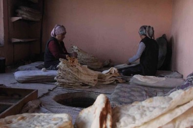 Tandirlar Ramazan Sofralari Için Yaniyor