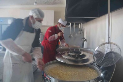 Tatvan'da Ihtiyaç Sahibi Ailelere Iftarda Sicak Yemek Dagitimi