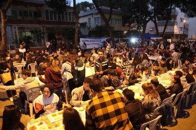 Aydin Büyüksehir Belediyesi'nin Iftar Sofrasina Binlerce Ögrenci Konuk Oldu