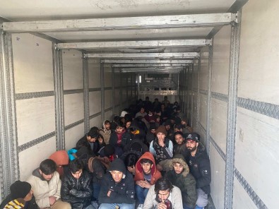 Bitlis'te Tir Içerisinde 129 Göçmen Yakalandi