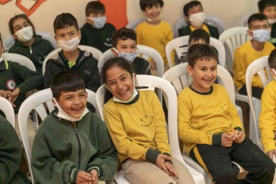 Büyüksehir Belediyesi, Çocuklari Hacivat Ve Karagöz Ile Bulusturuyor