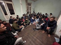 Istanbul'da Umuda Yolculuk Baslamadan Bitti Açiklamasi Polis 37 Göçmeni Evde Bavullariyla Yakaladi