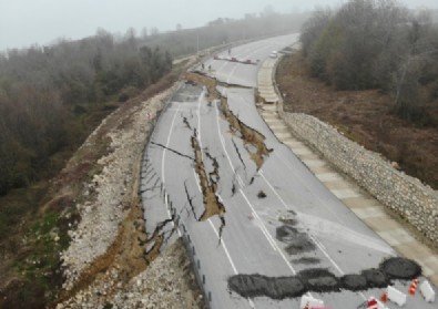 Karadeniz’i İstanbul’a bağlayan DüzceSakarya yolu çökme nedeniyle ulaşıma kapandı