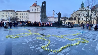 Lviv'de Halk 515 Kandil Mum Ile Ukrayna Haritasi Çizdi