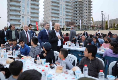 Mardin Valisi Demirtas, Iftarda Vatandaslarla Bir Araya Geldi