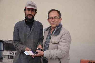 Suriyeli Kagitçi Buldugu 8 Bin 500 Lirayi Sahibine Teslim Etti