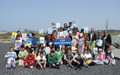 Atiklardan Yapilan Flamingolarla Alaçati Sulak Alan'a Dikkat Çektiler
