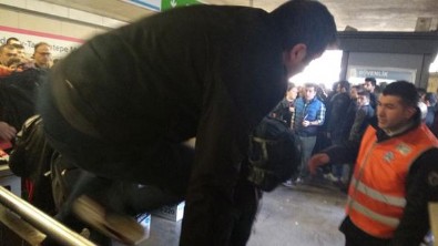 CHP'li İBB'nin ulaşım zammı protesto ediliyor! Metrobüs istasyonunda İstanbulkart basmadan turnikeden atladılar!