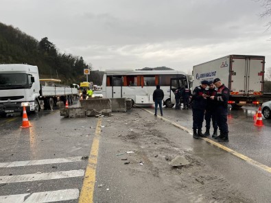 D-650'De Kontrolden Çikan Isçi Servisi Refüje Çarpti Açiklamasi 3 Yarali