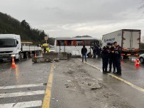 D-650'De Kontrolden Çikan Isçi Servisi Refüje Çarpti Açiklamasi 3 Yarali