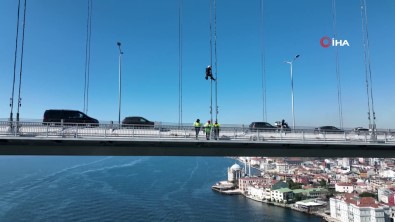 Iki Kitanin Ortasinda Nefes Kesen Çalisma