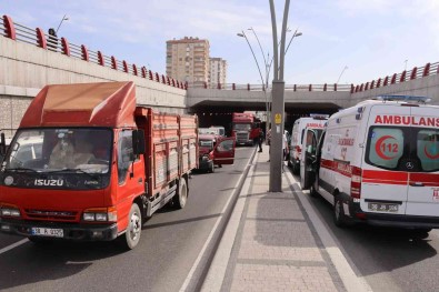 Kayseri'de Zincirleme Trafik Kazasi Açiklamasi 2 Yarali