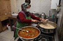 Ramazan'da Ihtiyaç Sahiplerine Sicak Iftar Yemegi Ulastiriliyor