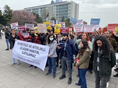 Üniversite öğrencileri İBB önünde ulaşım zammını protesto etti!
