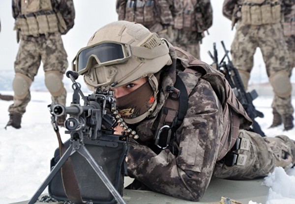 Eksi 3 derecede zorlu eğitim: Kadın polisler attığını vuruyor