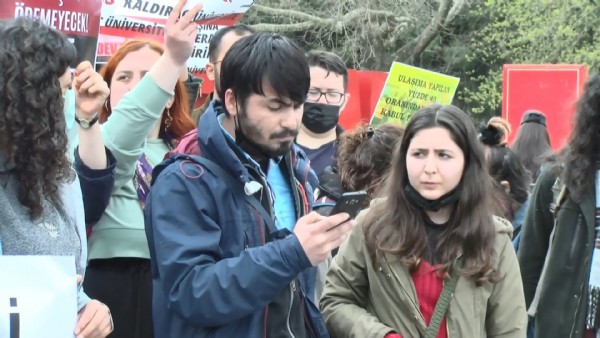 Üniversite öğrencileri İBB önünde ulaşım zammını protesto etti!