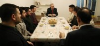 Başkan Erdoğan iftar için İstanbul'daki bir öğrenci evine konuk oldu