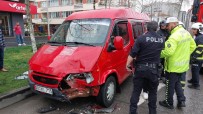 Minibüs Hafif Ticari Araca Çarpti Açiklamasi 1 Yarali