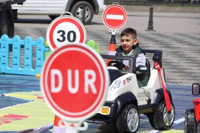 Minikler Hem Egleniyor Hem Ögreniyor