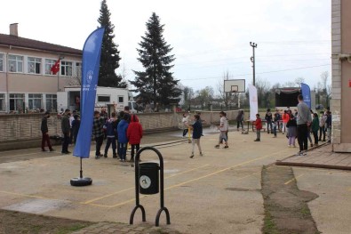 Romanlar Günü'nde Okulun Duvarlarini Boyadilar