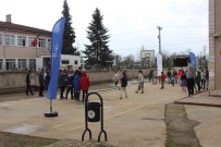 Romanlar Günü'nde Okulun Duvarlarini Boyadilar