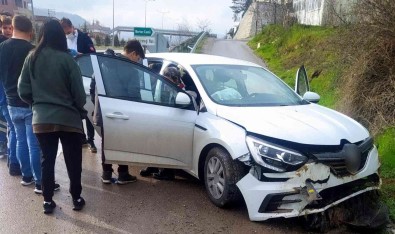 Samsun'da Otomobil Toprak Duvara Çapti Açiklamasi 4 Yarali