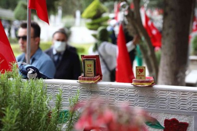 Sehit Mezarliginda Duygulandiran Plaket