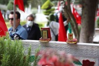 Sehit Mezarliginda Duygulandiran Plaket