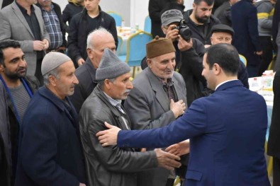 Siyasiler Iftar Yemeginde Masalari Dolasarak Vatandaslarin Sorunlarini Dinledi