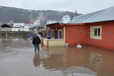 Sular Altinda Kalan Evler Havadan Görüntülendi