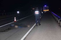 Tekirdag'da Karayolunda Yürüyen Yayaya Tir Çarpti, Sahis Hayatini Kaybetti