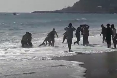 Antrenman Uçusu Yapan Parasütçü, Kiz Arkadasiyla Denize Düstü