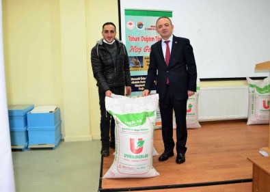 Ardahan'da Çiftçilere Tohum Dagitildi