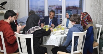 Bakan Özer ve eşi, iftar için öğretmen aileye misafir oldu