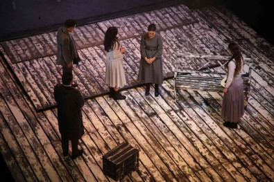 Kocaeli Sehir Tiyatrolarinca Istanbul'da Sergilenen Oyuna Ünlü Isimler Akin Etti